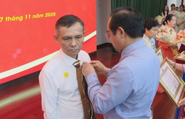 Đảng bộ UBND TP. Hồ Chí Minh trao Huy hiệu Đảng cho 32 đảng viên