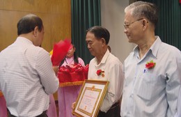 Lễ trao Huy hiệu Đảng cho các đảng viên tại phường Phú Nhuận