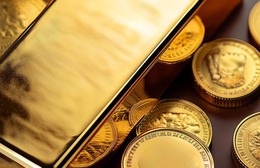 Thị trường ngày 15/12/2025: Vàng neo ở mức cao kỷ lục, xăng dầu có xu hướng giảm giá