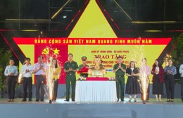 Trao tặng tượng chân dung Bác Hồ và biểu diễn nghệ thuật "Vì Nhân dân quên mình"