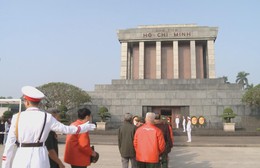 Đoàn đại biểu Người có công với cách mạng TP. Hồ Chí Minh viếng Lăng Bác