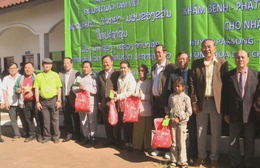 Đoàn bác sĩ Việt Nam khám bệnh, trao quà cho người dân khó khăn tại Chămpasak