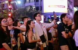 Ngày cuối cùng của năm 2025, người dân đổ về trung tâm Thành phố Hồ Chí Minh chờ pháo hoa giao thừa