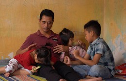 Chuyện em Minh Tú: Mẹ mất, hai em tăng động - Mái ấm gia đình Việt