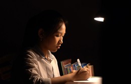 Cô bé mồ côi cha, mang bệnh hiểm nghèo vẫn vươn lên học giỏi