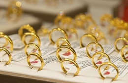 Thị trường ngày 23/1/2026: Xăng dầu lao dốc, vàng biến động trái chiều