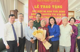 Đảng viên Đảng bộ phường Tân Sơn Hòa nhận Huy hiệu 80 năm tuổi Đảng