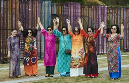 Sắc xuân về sớm trên những tà áo