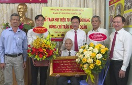 Đồng chí Trần Ngươn Quân vinh dự nhận Huy hiệu 70 năm tuổi Đảng