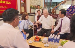 Lãnh đạo TP. Hồ Chí Minh trao tặng Huy hiệu 80 năm tuổi Đảng cho Đảng viên Nguyễn Kiến Văn