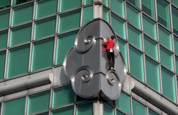 Alex Honnold hoàn thành leo tòa nhà cao 508m Taipei 101 không dây bảo hộ