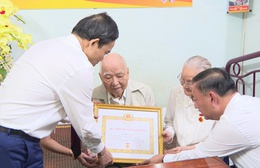 Bí thư Thành ủy TP. Hồ Chí Minh trao huy hiệu 80 năm tuổi đảng cho đảng viên lão thành
