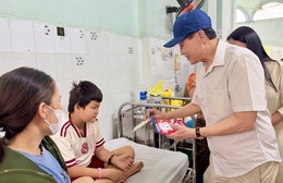 "Ông tiên" lì xì bệnh nhi Bệnh viện Nhi đồng 2