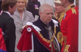 Vua Charles III tuyên bố cứng rắn sau khi em trai bị bắt