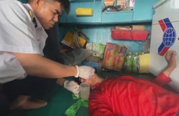 Nhà giàn DK1/10 kịp thời cấp cứu ngư dân bị nạn trên biển