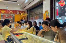 Người dân TP. Hồ Chí Minh đội mưa mua vàng ngày vía Thần Tài