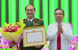 Trao Huy hiệu 40 năm tuổi Đảng cho Trung tướng Nguyễn Văn Nam