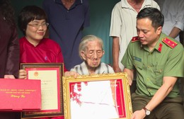 Trung tướng Mai Hoàng thăm, chúc Tết các gia đình chính sách dịp Tết Nguyên đán Bính Ngọ 2026