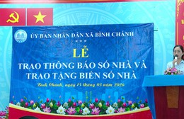 Xã Bình Chánh trao thông báo và tặng biển số nhà cho người dân trên địa bàn
