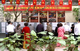 Cử tri phường Hoàn Kiếm tham gia bỏ phiếu từ sáng sớm