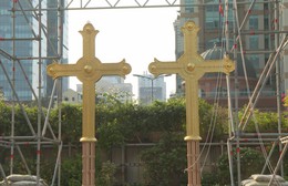 Đặt hai thánh giá mạ vàng lên đỉnh tháp Nhà thờ Đức Bà