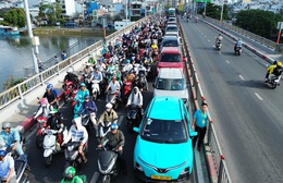 Dòng xe ken đặc trên cầu Kênh Tẻ sau tai nạn giữa xe đầu kéo và xe rác khiến tài xế tử vong