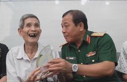 Bộ Tư lệnh TP. Hồ Chí Minh thăm, tặng quà các gia đình chính sách tại Côn Đảo