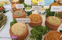 "Cơm muối và áo dài Việt": Khi di sản được gìn giữ bởi bàn tay nghệ nhân