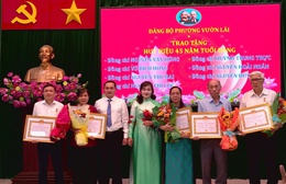 Phường Vườn Lài tổ chức trao Huy hiệu Đảng đợt 19/5