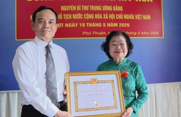 Bí thư Thành ủy TP. Hồ Chí Minh Trần Lưu Quang trao Huy hiệu Đảng đến đảng viên cao tuổi