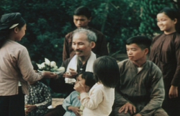 Kỷ niệm 136 năm Ngày sinh Chủ tịch Hồ Chí Minh: Khắc ghi công lao vĩ đại, vững bước trong Kỷ nguyên mới