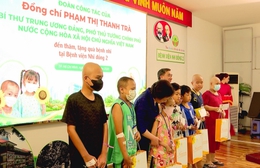 Lãnh đạo chính phủ thăm, tặng quà bệnh nhi nhân dịp 1/6