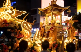 Hàng ngàn người dân đổ về xem lễ rước Phật mừng Đại lễ Phật đản tại TP. Hồ Chí Minh