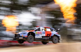 Thierry Neuville dẫn đầu vòng chạy thử Rally Bồ Đào Nha