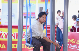 Mái ấm gia đình Việt: Khải Đăng tặng giường cho ba chị em phải ngủ dưới nền đất