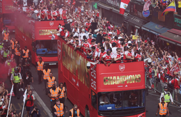 Arsenal tưng bừng diễu hành xe buýt mừng chức vô địch Ngoại hạng Anh