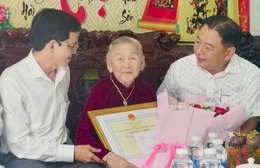 Lãnh đạo TP. Hồ Chí Minh thăm, chúc thọ người cao tuổi tiêu biểu tròn 90 tuổi