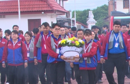 Đội hình tình nguyện hè TP. Hồ Chí Minh dâng hoa tại Tượng đài Chiến sĩ hữu nghị Việt Nam - Lào