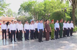 Chủ tịch Quốc hội viếng nghĩa trang và tượng đài Anh hùng Lực lượng vũ trang Nhân dân Võ Thị Sáu