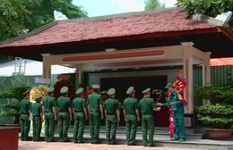 Dòng người lặng lẽ thắp hương tri ân tại Công viên Lê Thị Riêng, hướng về các anh hùng liệt sĩ