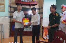 Trao tặng di ảnh phục dựng cho thân nhân gia đình liệt sĩ