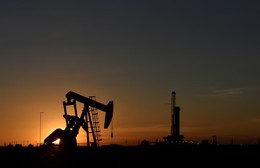 Mỹ không kích Iran sau nhiều vụ tấn công tàu hàng qua eo biển Hormuz