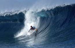 Moniz (Hawaii) và Erin Brooks (Canada) giành chiến thắng tại giải lướt sóng ống ở Tahiti