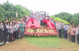 Đoàn cựu chiến binh đến tham quan di tích Đồi A1 - Chiến trường Điện Biên Phủ