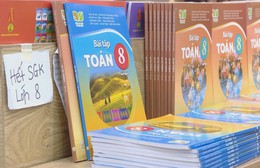 Phụ huynh "chật vật" tìm mua sách giáo khoa trước năm học mới