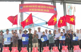Hải quân Vùng 2 hỗ trợ ngư dân Vĩnh Long vươn khơi