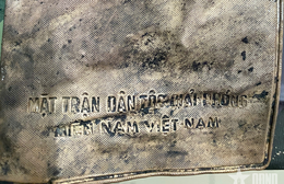 Phát hiện chiếc ví có in lá cờ Mặt trận Dân tộc giải phóng miền Nam Việt Nam tại Công viên Lê Thị Riêng