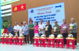 Ấm áp “Gian hàng 0 đồng” sẻ chia yêu thương