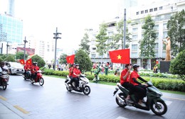 Hòa vào sắc đỏ rợp trời, dòng người rạng rỡ đón Tết Độc lập