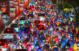 TP. Hồ Chí Minh giờ tan tầm: Dòng người xuyên màn mưa trở về nhà
